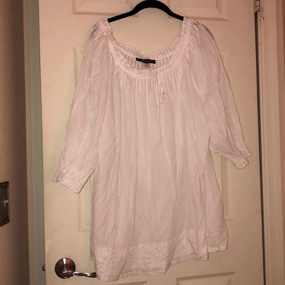 NWOT Pyramid Collection blouse w/ embroidered hem